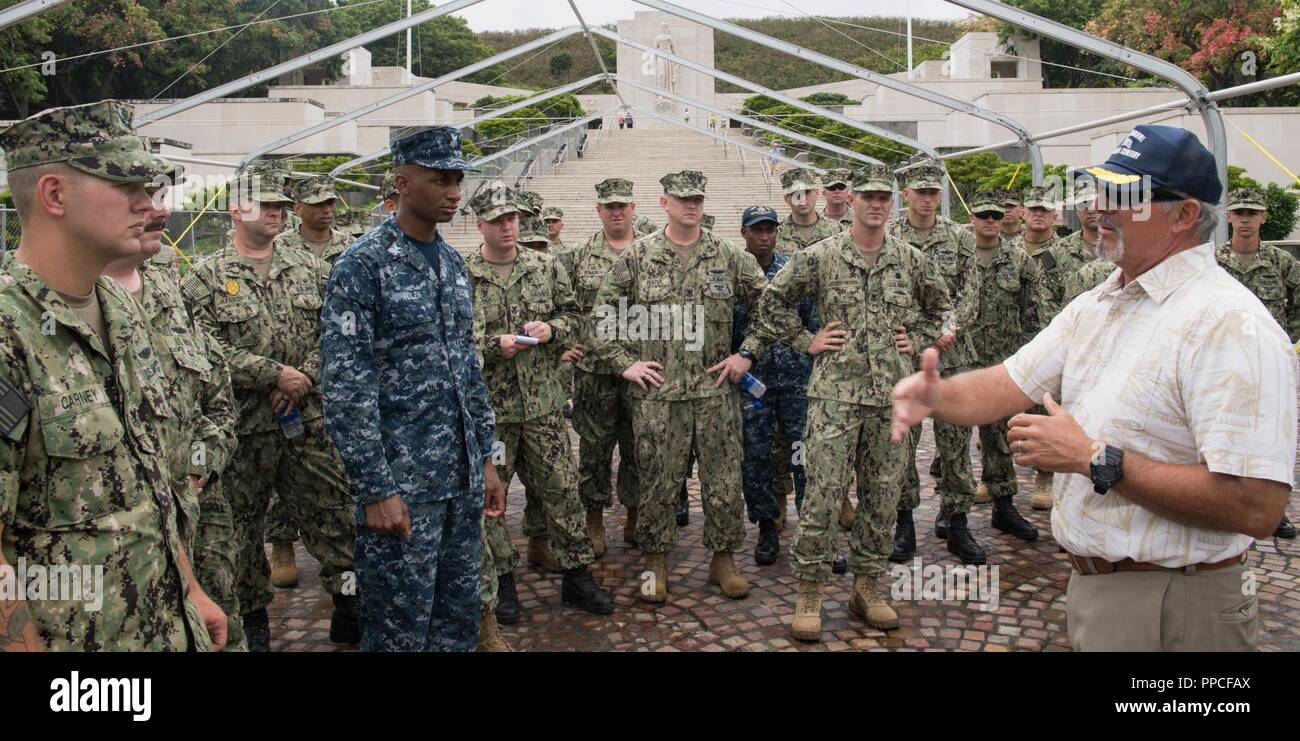 HONOLULU (Aug. 27, 2018) Gen Maestas, Public Affairs Officer der Nationalen Gedenkstätte Friedhof der Pazifik, begrüßt die USS Missouri Chief Petty Officer (CPO) Legacy Akademie Klasse 019 Mitglieder und Chief Petty officers während einer Tour National Memorial Friedhof des Pazifik. Die CPO Legacy Academy ist ein 6-tägiger Kurs, in dem die Chief Petty officers und selectees an Bord der USS Battleship Missouri Memorial leben und in der Erhaltung Aktivitäten, Leadership Training, Szenarien reenact stattfand, an Bord der USS Missouri teilzunehmen, und erfahren Sie mehr über die Geschichte und das Erbe der US-Na Stockfoto