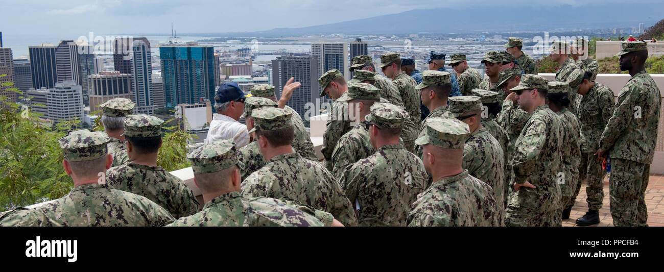 HONOLULU (Aug. 27, 2018) USS Missouri Chief Petty Officer (CPO) Legacy Akademie Klasse 019 Mitglieder und Chief Petty officers Stop an Puowaina, Hawaiianisch für "Hügel der Opferung", auf einer Tour der Nationalen Gedenkstätte Friedhof der Pazifik führte durch Gen Maestas, Public Affairs Officer des Friedhofs. Die CPO Legacy Academy ist ein 6-tägiger Kurs, in dem die Chief Petty officers und selectees an Bord der USS Battleship Missouri Memorial leben und in der Erhaltung Aktivitäten, Leadership Training, Szenarien reenact stattfand, an Bord der USS Missouri teilzunehmen, und erfahren Sie mehr über die Geschichte und Heri Stockfoto