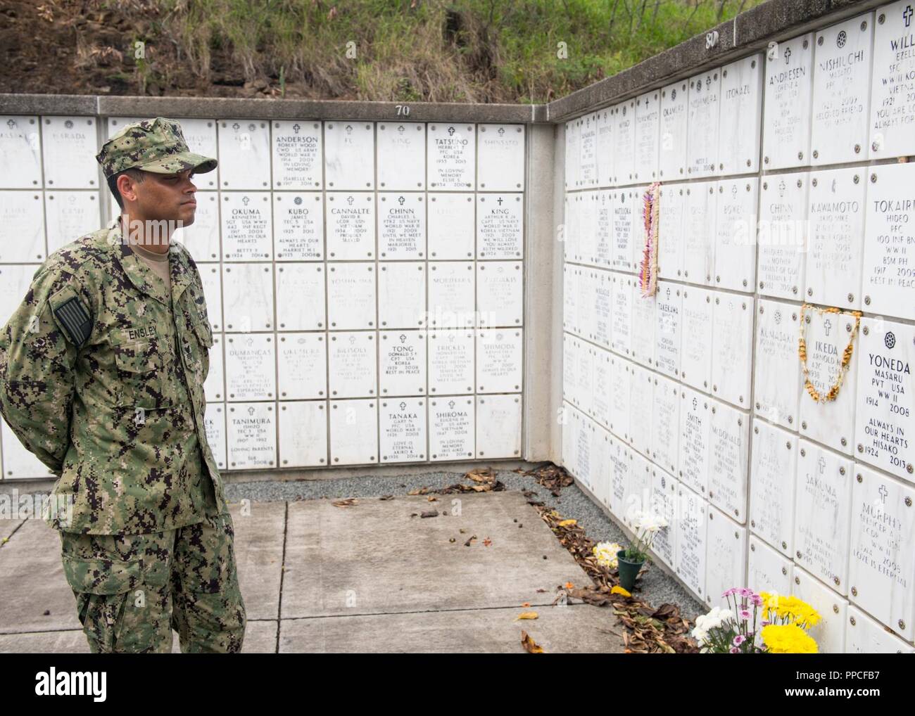 HONOLULU (Aug. 27, 2018) USS Missouri Chief Petty Officer (CPO) Legacy Akademie Klasse019 Mitglied Chief (Auswählen) Elektronikerin Darren Ensley von Cartersville, Ga. die Namen der Weltkriegveterane beobachtet im columbarium des National Memorial Friedhof des Pazifik. Die CPO Legacy Academy ist ein 6-tägiger Kurs, in dem die Chief Petty officers und selectees an Bord der USS Battleship Missouri Memorial leben und in der Erhaltung Aktivitäten, Leadership Training, Szenarien reenact stattfand, an Bord der USS Missouri teilnehmen, und die Lektionen über die Geschichte und das Erbe von Th lernen Stockfoto