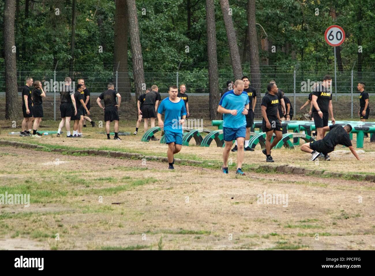 Us-Soldaten der 1. Gepanzerten Brigade Combat Team zugewiesen sind, 1.Kavallerie Division im Morgen, körperliche Übungen gemeinsam mit ihren polnischen Kollegen Żagań, Polen, August 28, 2018 teilnehmen. Soldaten sind derzeit zur Unterstützung der Atlantischen lösen in Europa eingesetzt. Stockfoto