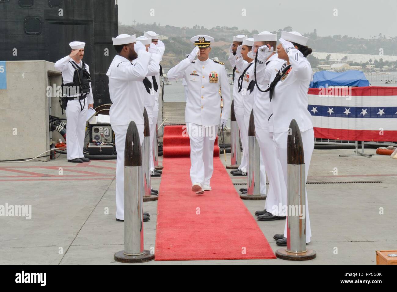 SAN DIEGO (Aug. 24, 2018) Cmdr. Phillip Sylvia Jr. fährt der Los Angeles-Klasse schneller Angriff U-Boot USS Hampton (SSN-767) nach Linderung der Kapitän Theron C. Davis als Hampton's kommandierender Offizier. Sylvia entlastet Davis als Kommandierender Offizier der Hampton bei einem Befehl Zeremonie, eine militärische Tradition, die für die förmliche Übertragung der Verantwortung für eine Einheit von einem Offizier zu einem anderen. Stockfoto