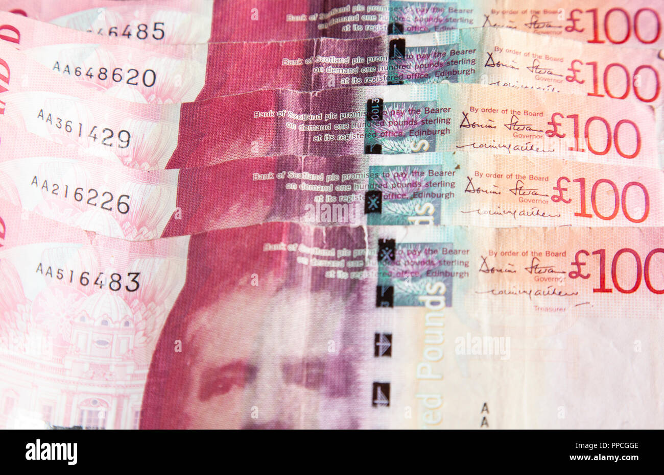 500 £ Sterling im Bank von Schottland £ 100 Noten, mit Sir Walter Scott verwendet. Flache Tiefenschärfe, Fokus auf Center Note ist. Stockfoto