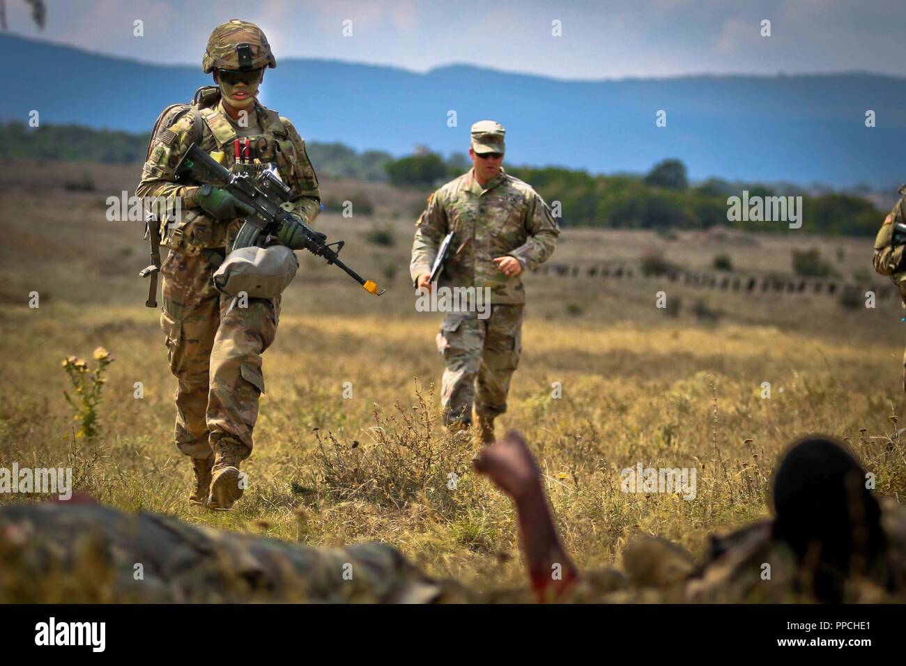 Us-Armee Pvt. Brianna Thomas, ein combat Medic für die Zentrale und die Konzernzentrale, 2nd Battalion 5th Cavalry Regiment, 1st Armored Brigade Combat Team zugewiesen sind, 1.Kavallerie Division, führt eine simulierte Bewegung unter feindlichem Feuer auf zwei fiktive Verluste, während eine Tabelle VIII medizinische Ausübung, Novo Selo, Bulgarien, 27. August 2018. Tabelle VIII ist eine jährliche Veranstaltung der Bekämpfung des Medic lebensrettenden Fähigkeiten mit Hilfe von simulierten Schlachtfeld medizinische Notfälle zu testen. Stockfoto