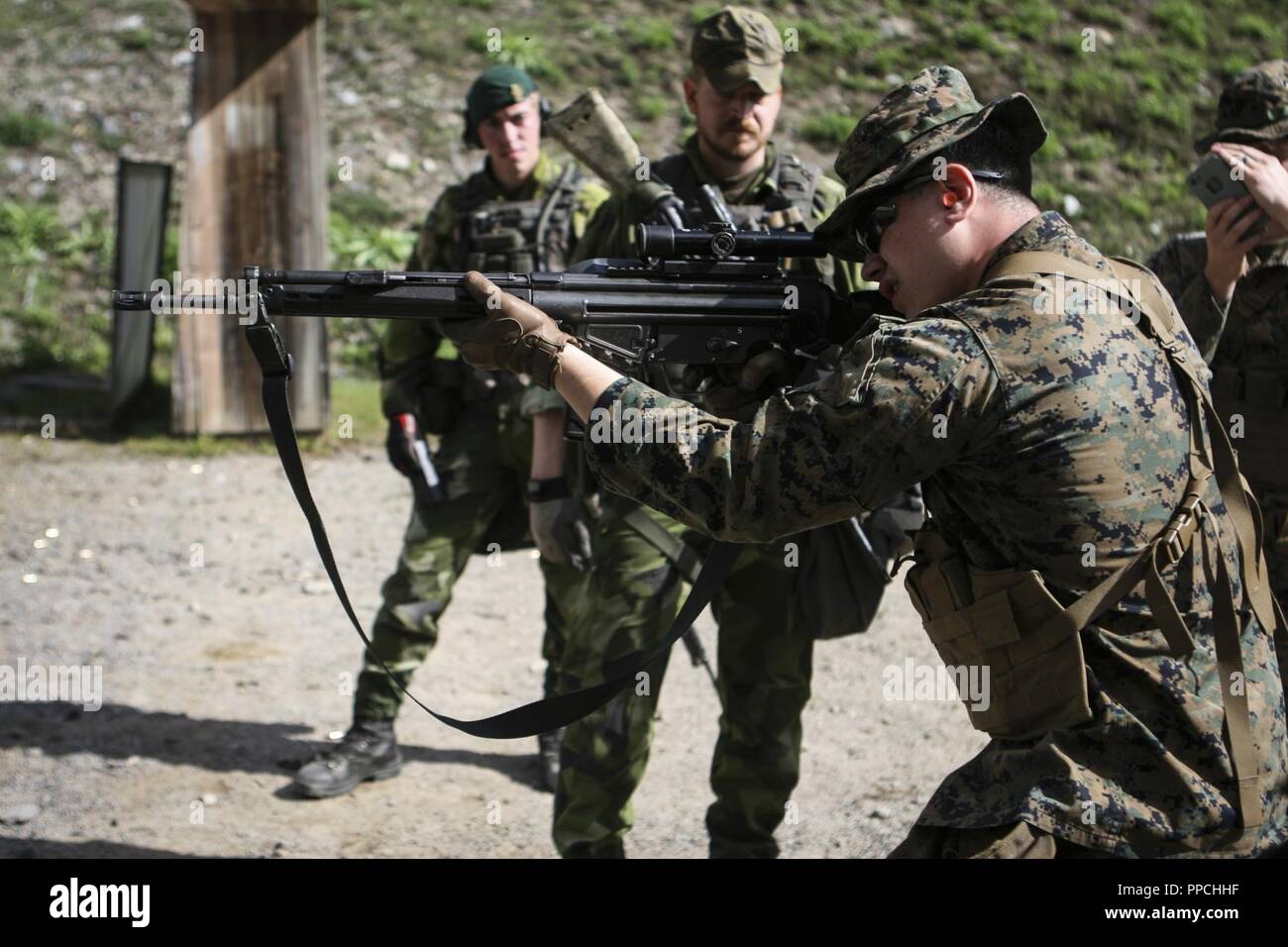 Ein US-Marine mit Marine Rotational Force-Europe 18.1 schießt die schwedische Automatkarbin 4 service Gewehr während einer Cross-training Strecke bei Ausübung Archipels Bemühen mit schwedischen Küsten Förster 1. Marine Regiment an Bord Berga Marinestützpunkt, Harsfjarden, Schweden, 22.08.2018. Übung Archipels Bemühen ist ein integrierter Bereich Ausbildung übung, die Einsatzfähigkeit erhöht und verbessert die strategische Zusammenarbeit zwischen der US-Marines und der schwedischen Streitkräfte. Stockfoto