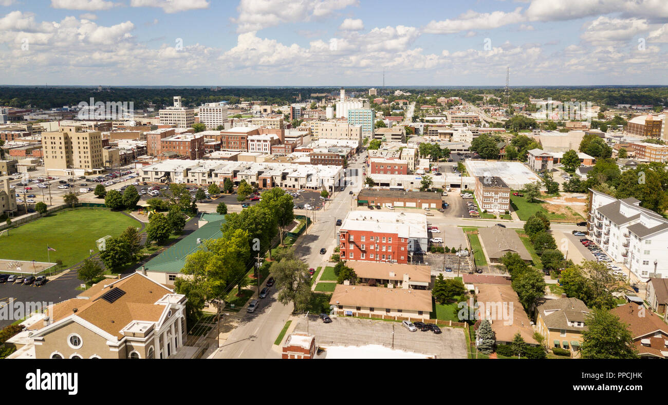 Die Downtown Skyline der Stadt und den Gebäuden von Springfield MO unter teilweise bewölktem Himmel Antenne Perspektive Stockfoto