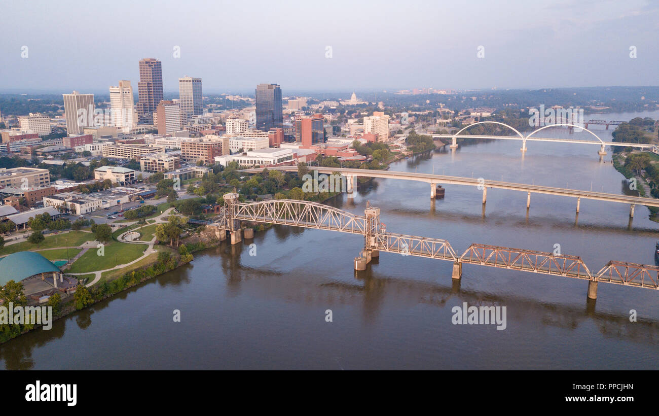 Es ist ein schöner Tag am Flussufer im State Capitol Stadt wenig RockmArkansas Stockfoto