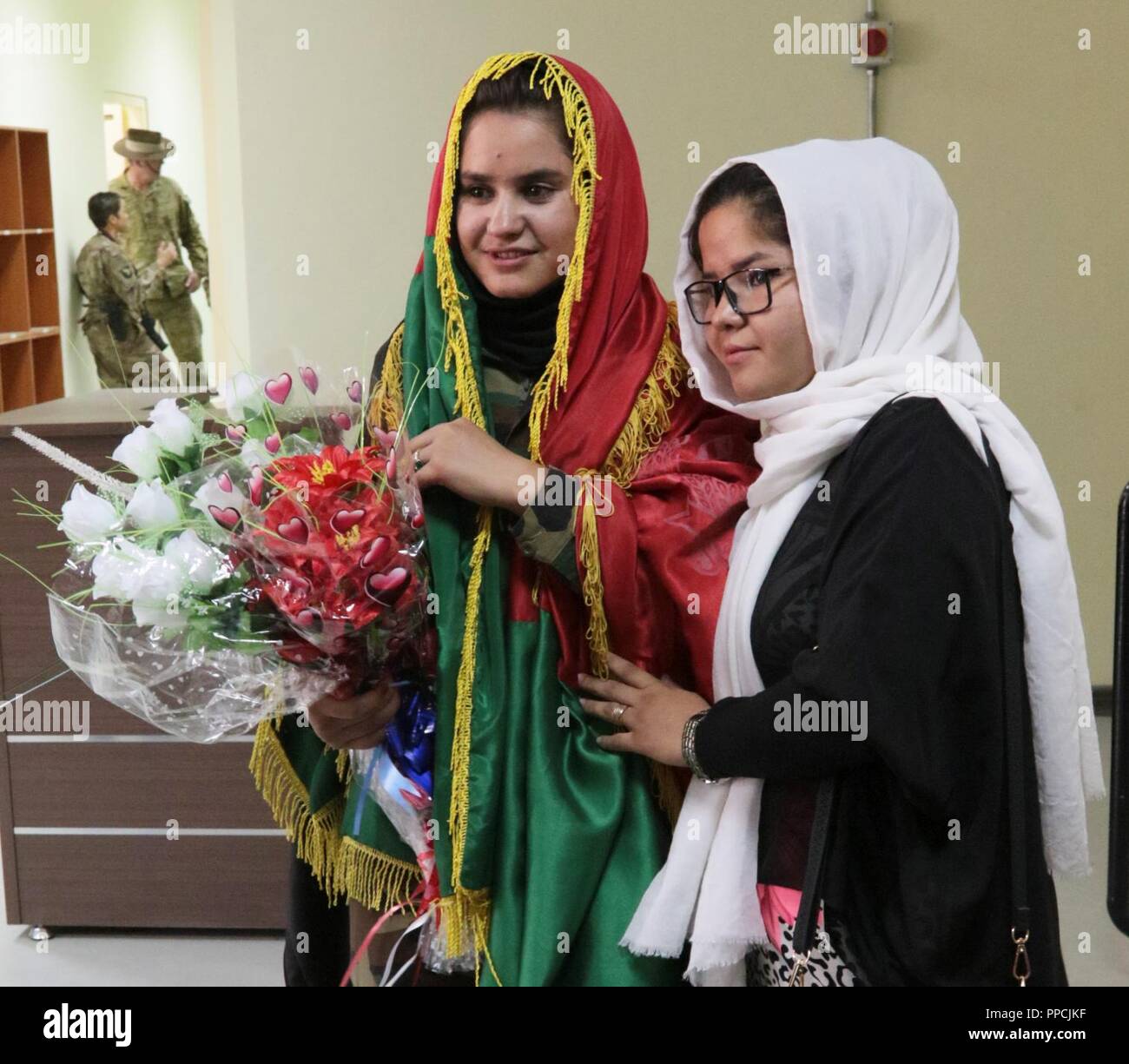 KABUL, Afghanistan (29 August 2018) - Sofia (links), einen afghanischen nationalen Armee Soldat, posiert für ein Foto nach Abschluss der afghanischen nationalen Armee Sergeant Major Akademie am Lager Qurgha, Afghanistan, August 29, 2018. Sie ordnete an zweiter Stelle aus den 80 Absolventen. Stockfoto