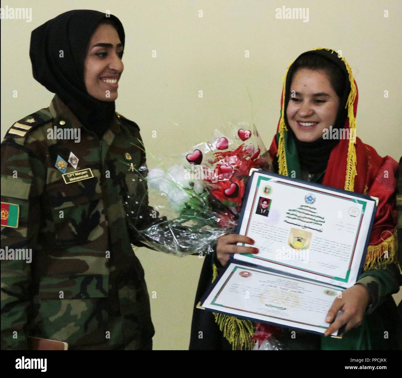 KABUL, Afghanistan (29 August 2018) - Sofia (rechts), eine nationale afghanische Armee Soldat, posiert für ein Foto nach Abschluss der afghanischen nationalen Armee Sergeant Major Akademie am Lager Qurgha, Afghanistan, August 29, 2018. Sie ordnete an zweiter Stelle aus den 80 Absolventen. Stockfoto