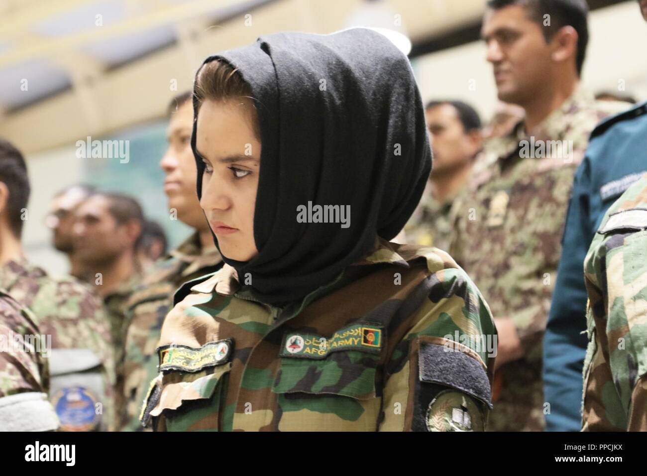 KABUL, Afghanistan (29 August 2018) - Sofia, eine nationale afghanische Armee Soldat, hört zu, wie die Erläuterungen während ihrer Abschlussfeier von der afghanischen nationalen Armee Sergeant Major Akademie am Lager Qurgha, Afghanistan, August 29, 2018. Sie ordnete an zweiter Stelle aus den 80 Absolventen. Stockfoto