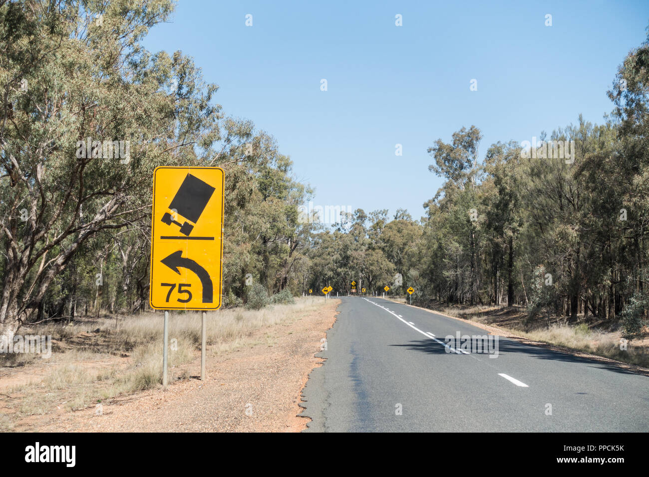 Warnschild für LKW-Fahrer bis zu 75 km/h langsam. Ländliche NSW Australien. Stockfoto