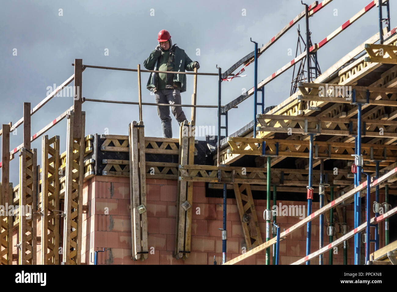 Neue Wohnbaustelle, Prag Vysocany, Tschechische Republik Europa Immobilien Wohnbauindustrie Baustelle allein arbeitender Arbeiter Stockfoto