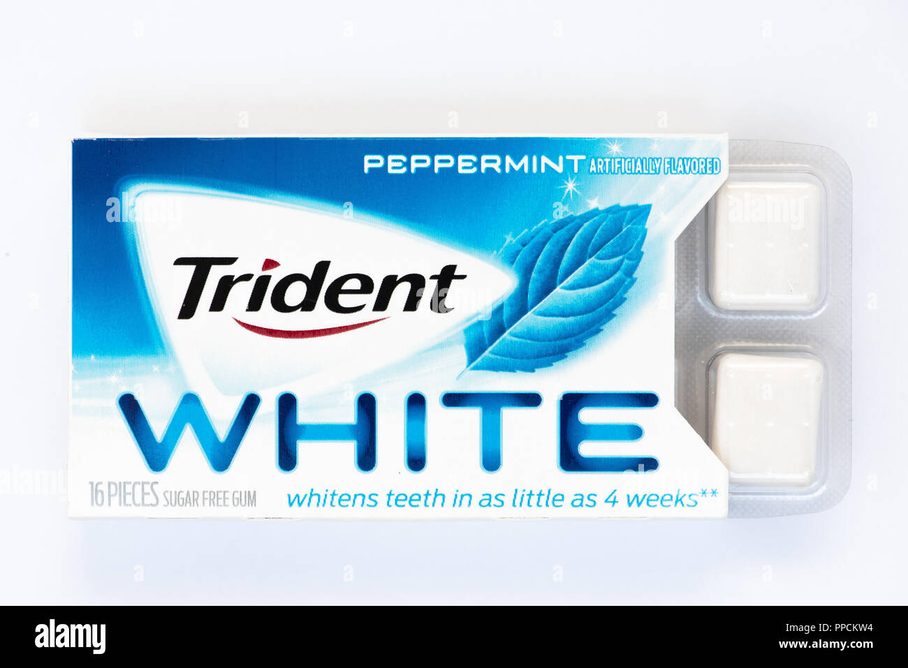 Ein Paket von pfefferminze Trident White zuckerfreie Kaugummis, die behaupten, die Aufhellung der Zähne in nur 4 Wochen. Stockfoto