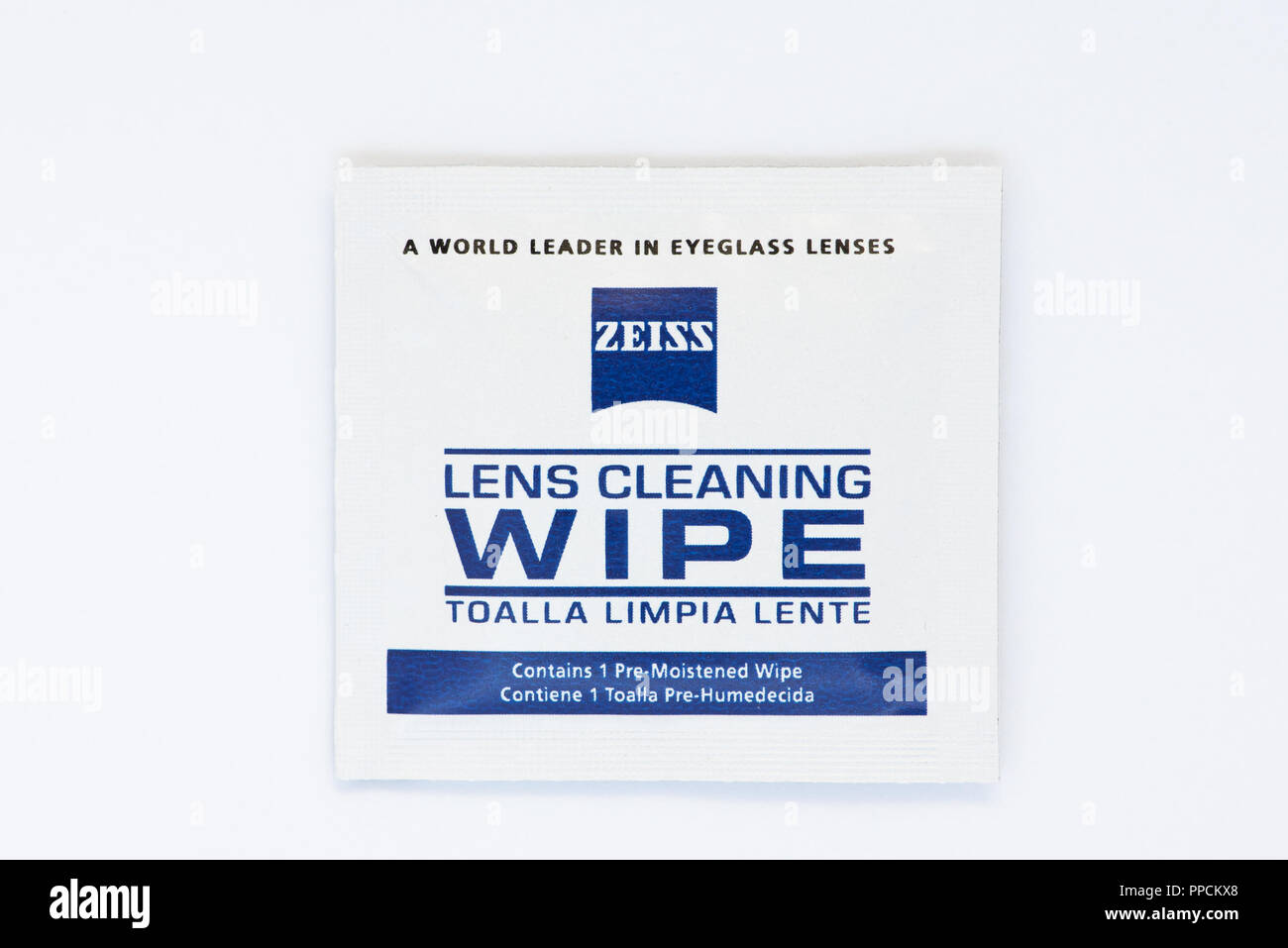 Ein Zeiss Pre-feuchten Reinigung der Linse wischen Sie in einer versiegelten Verpackung, Stockfoto