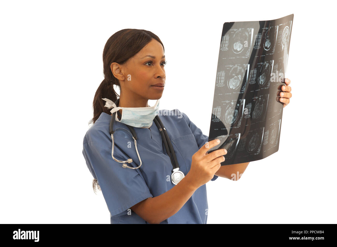 Professionelle afrikanische Arzt Untersuchung CT-Scan der Patienten Gehirn Stockfoto