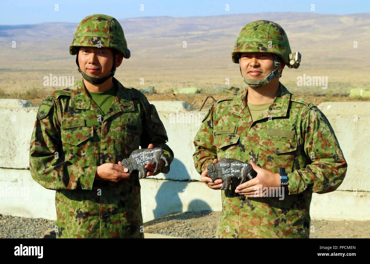 Sgt. 1. Klasse Negishi, Sniper spotter und Sgt. 1. Klasse Shigeta, Sniper Shooter, vom 1 Infanterie Regiment, Japan Ground Self Defense Force zeigen ihre ersten Bataillon, 17 Infanterie Regiment "Buffalo" Trophäen nach genannt werden den besten JGSDF sniper Team während eines Sniper Wettbewerb während der Übung steigenden Donner 18 statt, bei der Yakima Training Center, Washington, Sept. 4. Die Soldaten waren die Auszeichnung von Oberstleutnant Neal, Bataillonskommandeur von 1-17 dargestellt, 2 Stryker Brigade Combat Team, 2 Infanterie Divison zu Ehren ihrer Leistung als Team. Stockfoto