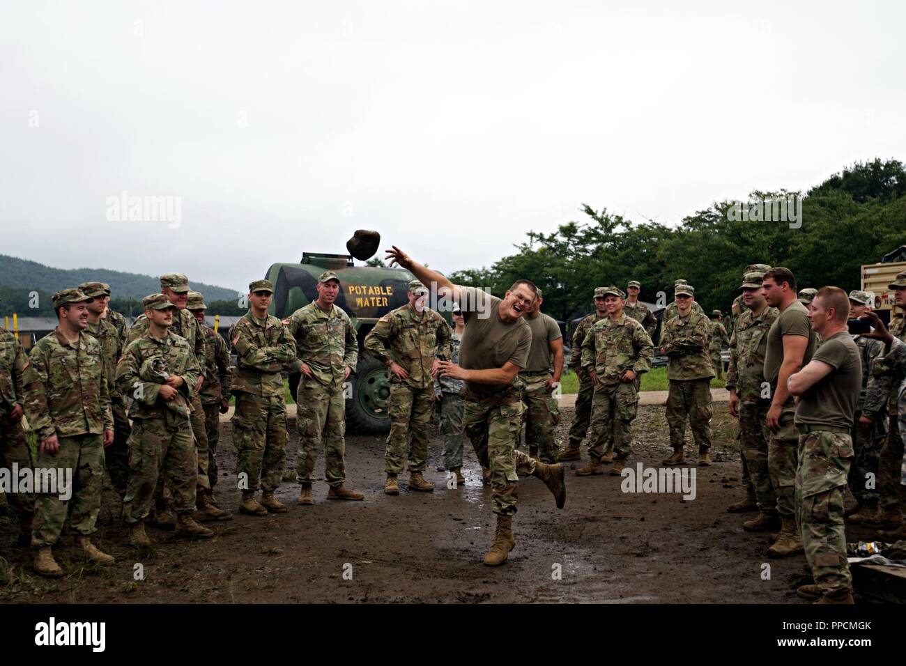 Soldaten der 76th der Indiana National Guard Infanterie Brigade Combat Team machen ihre eigene Version der Highland Games. In der Hoffnung, der Steigerung der Moral vor der drohenden Typhoon Jebi während Orient Shield 2018. Orient Schild unterstreicht die Stärke der für die enge, langjährige Geschäftsbeziehung der USA mit Japan und der japanischen Self Defense Force hat. Die Übung zeigt, dass wir weiterhin unsere starken Beziehungen der gegenseitigen Achtung und Freundschaft zu vertiefen. Stockfoto