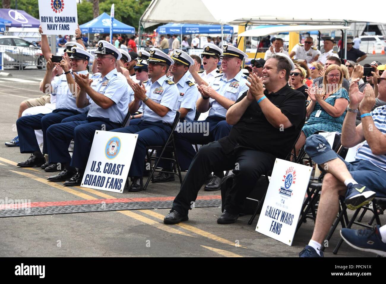 Kulinarische Mannschaften von der US Coast Guard, der U.S. Navy und der Royal Canadian Navy in der kochwettbewerb "Galley Wars' bei Los Angeles Flotte Woche in San Pedro, Kalifornien, Sept. 3, 2018 konkurrierte. Petty Officer 3. Klasse Melissa Northrop, Petty Officer 2nd class Derek Nguyen, und Petty Officer 1st Class Michael Allen, Coast Guard kulinarische Spezialisten der Coast Guard Cutter Alert, gewann die Koch - weg. Starkoch Robert Irvine verkündete die Sieger und hinten Adm. Daniel Dwyer, Commander, Carrier Strike Group Neun, präsentierte die Coast Guard Team mit dem ersten Platz ausgezeichnet, eine geschnitzte 2018 LA Stockfoto