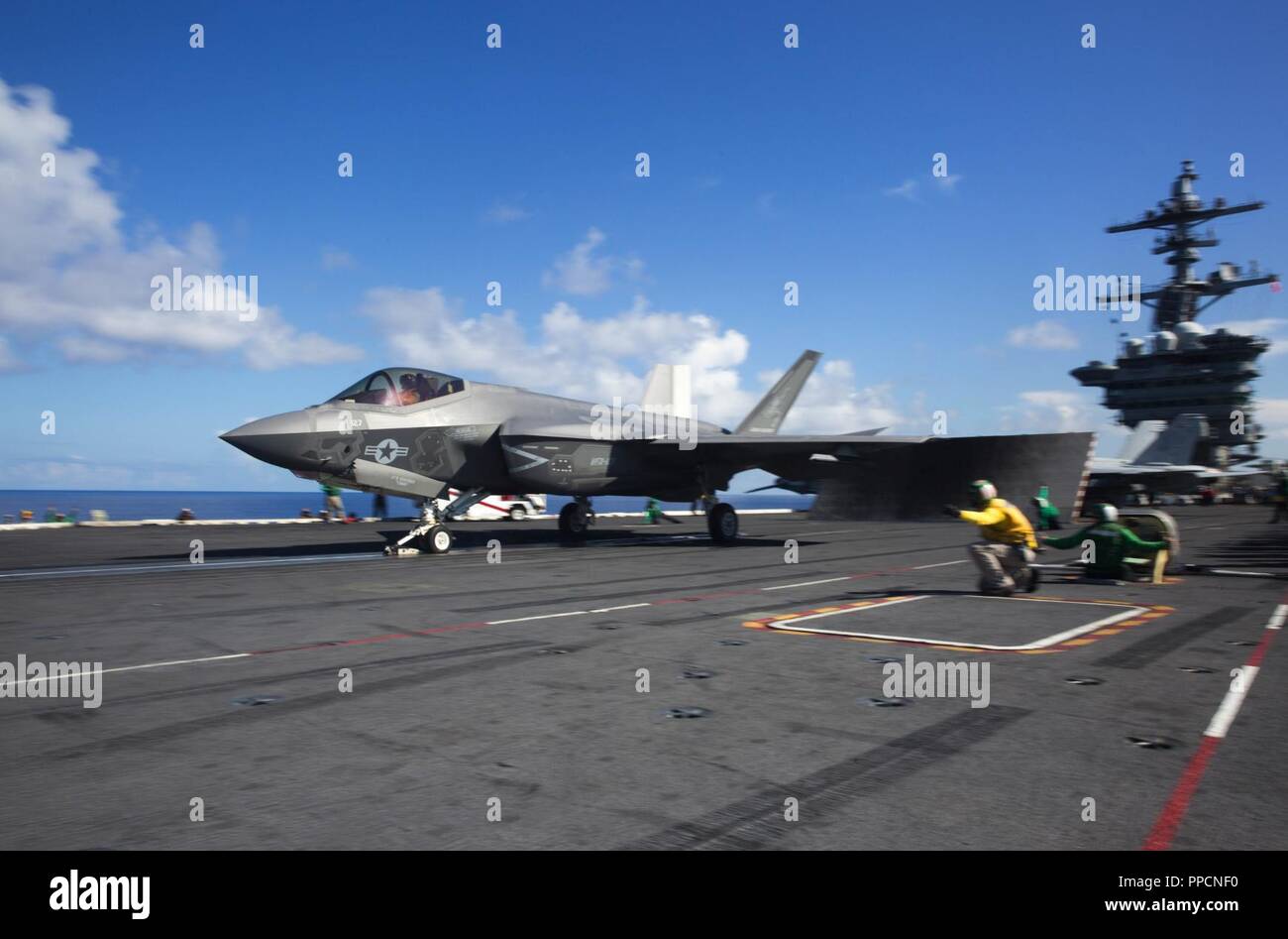 Ozean (Aug. 29, 2018) Eine F-35C Lightning II von der rauhen Räuber der Strike Fighter Squadron (VFA) 125 startet von der Flight Deck der Nimitz-Klasse Flugzeugträger USS Abraham Lincoln (CVN 72). Die Abraham Lincoln und Harry S. Truman Carrier Strike Gruppen beteiligen sich an Dual-carrier Erhaltung und Qualifizierung in den Atlantischen Ozean. Zusätzlich zum Demonstrieren der Marine innewohnenden Flexibilität und Skalierbarkeit, diese Entwicklung bietet die Möglichkeit komplexe, Multi-unit-Training maritime Interoperabilität und zur Bekämpfung der Bereitschaft zu verbessern und die Marine t vorbereiten Stockfoto