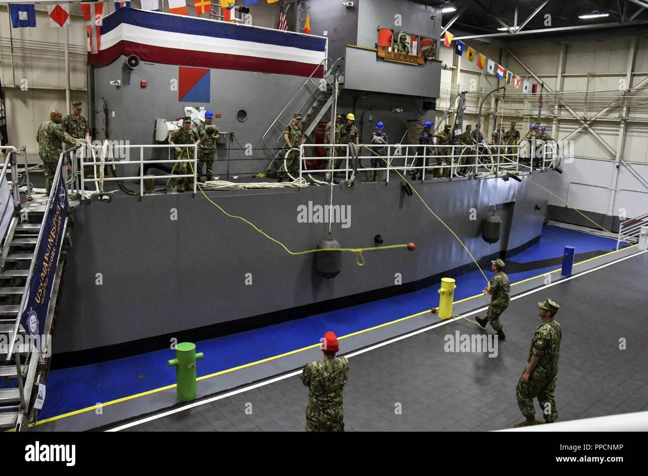 GREAT LAKES, Kranke (Aug. 29, 2018) Chief wählt aus dem Zurück zu Boot Camp Erbe Erbe Schulungsveranstaltung Praxis Leitung - Handhabung als Teil der grundlegenden Seemannschaft Ausbildung an Bord der USS Marlinespike am Training Befehl rekrutieren. Zurück zu Boot Camp bietet eine Back-to-Basics Schulung zum Chief wählt, die für ein Verständnis des Chief Petty Officer Creed unerlässlich ist. Mehr als 30.000 Rekruten Absolvent jährlich nur von Boot Camp der Marine. Stockfoto