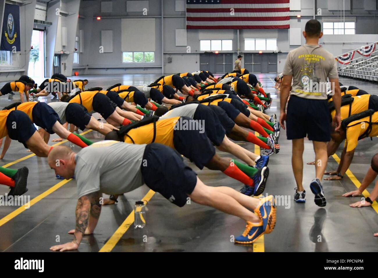 GREAT LAKES, Illinois (Aug. 27, 2018) eine Gruppe von Chief wählt aus dem Zurück zu Boot Camp Erbe Erbe Schulungsveranstaltung in Cool-down-Übungen mit Chief wählt aus Training Befehl rekrutieren. Zurück zu Boot Camp bietet eine Back-to-Basics Schulung zum Chief wählt, die für ein Verständnis des Chief Petty Officer Creed unerlässlich ist. Mehr als 30.000 Rekruten Absolvent jährlich nur von Boot Camp der Marine. Stockfoto