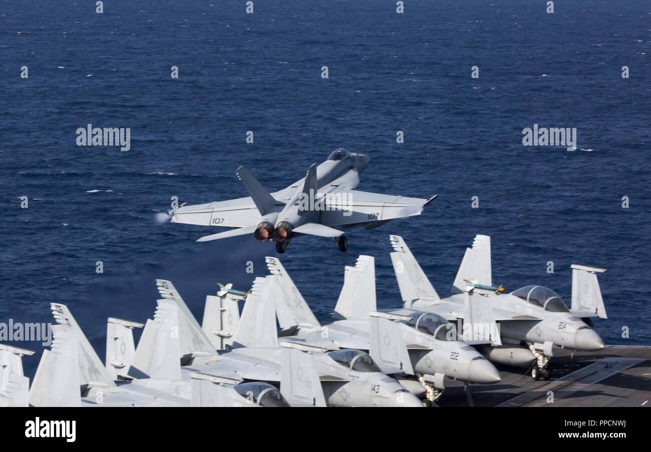 Ozean (Aug. 30, 2018) Eine F/A-18E Super Hornet von Hunden der Pukin'von Strike Fighter Squadron (VFA) 143 startet von der Flight Deck der Nimitz-Klasse Flugzeugträger USS Abraham Lincoln (CVN 72). Die Abraham Lincoln und Harry S. Truman Carrier Strike Gruppen beteiligen sich an Dual Carrier Erhaltung und Qualifizierung in den Atlantischen Ozean. Zusätzlich zum Demonstrieren der Marine innewohnenden Flexibilität und Skalierbarkeit, diese Entwicklung bietet die Möglichkeit komplexe, Multi-unit-Training maritime Interoperabilität und zur Bekämpfung der Bereitschaft zu verbessern und die Marine t vorbereiten Stockfoto