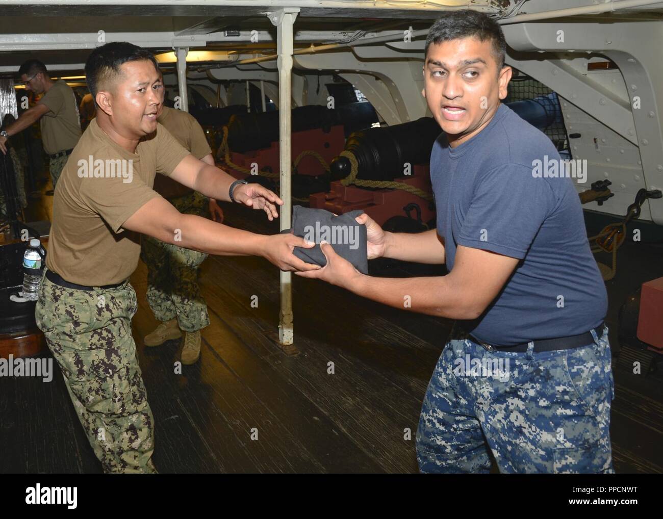 (Aug. 29, 2018) Chief wählt, Hospital Corpsman 1. Klasse Dien Tang und Yeoman (U-Boot) 1. Klasse Rishi Chhatpar, Teilnahme an Pulver passing Drills als Teil eines Chief Petty Officer (CPO) Erbe. CPO Erbe Woche ist eine Woche zu Mentoring neueste Leiter der Marine durch Marine Geschichte und das Erbe der Ausbildung an Bord America's Schiff, die USS Constitution gewidmet. Stockfoto