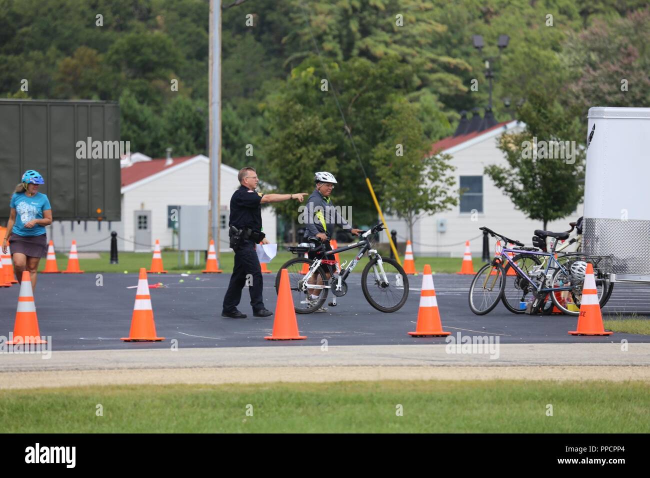 Personal mit der Direktion der Notfalldienste beteiligen sich in einer 4-tägigen Mountainbike Kurs am 12.08.30, 2018, am Fort McCoy, Wis der Kurs die nötigen Fähigkeiten als Polizei Motorrad Einheit funktionieren unterrichtet und auf dem Fahrrad Sicherheit, Fahrrad - Fähigkeiten im Umgang mit fokussiert, und mehr. Stockfoto