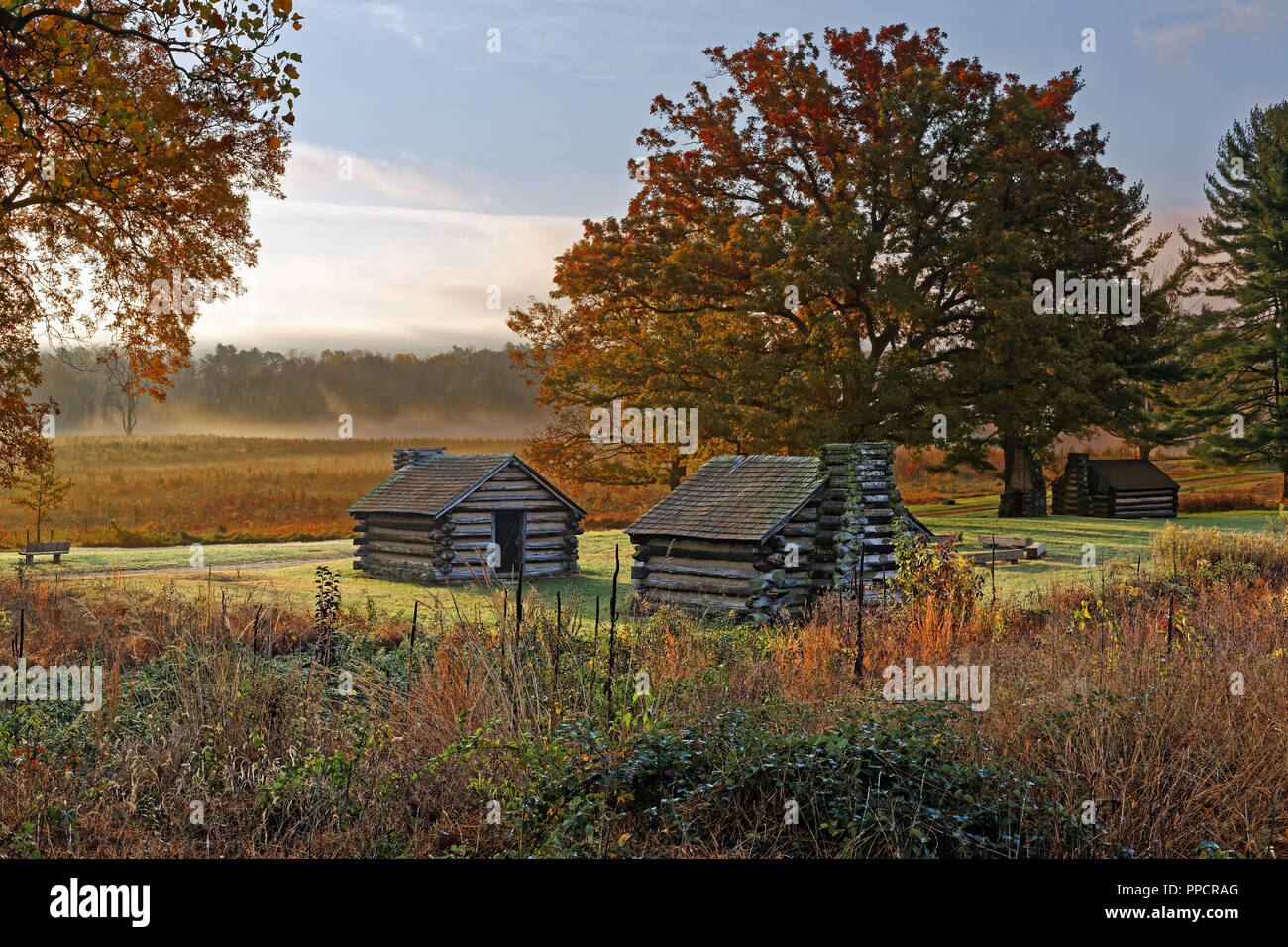 Einem nebligen Morgen in Valley Forge National Historic Park in Valley Forge, Pennsylvania, USA. Die Gebäude sind Reproduktionen von Kabinen von R Stockfoto