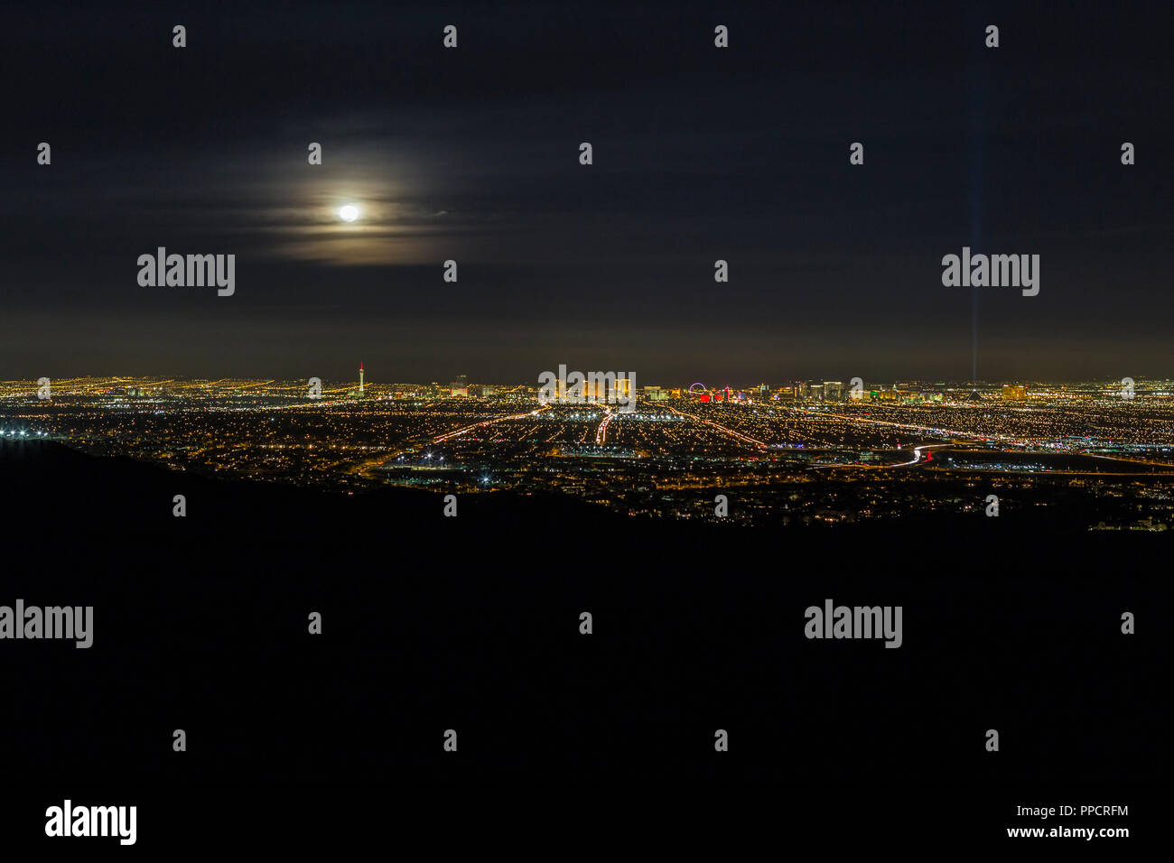 Vollmond über Las Vegas Stadtbild im südlichen Nevada. Stockfoto
