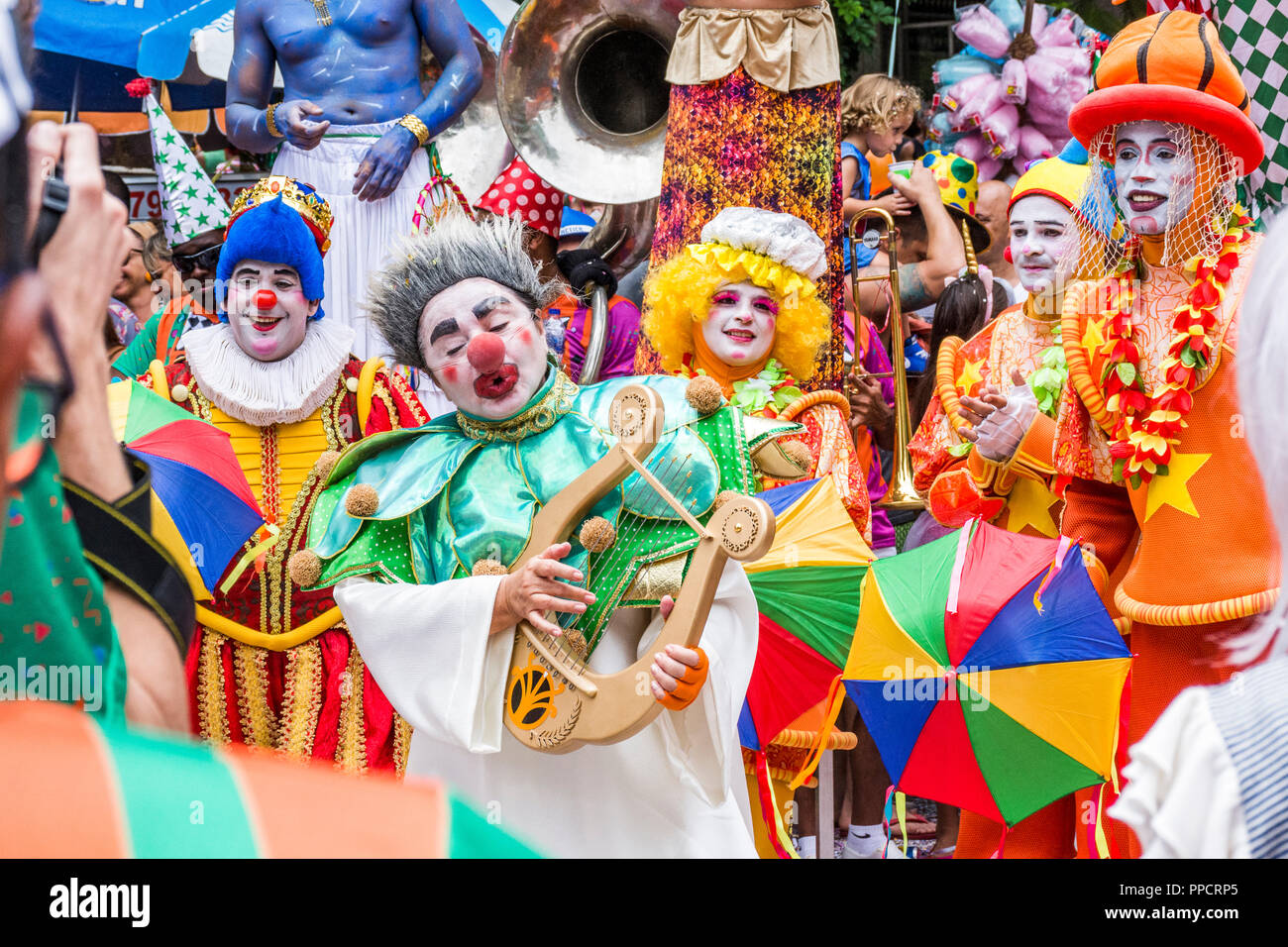 Karneval Street Parade von typischen bloco Gigantes da Lira in Laranjeiras Nachbarschaft, Rio de Janeiro, Brasilien Stockfoto