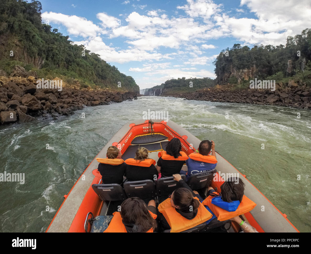 Touristen Schwimmwesten im Schlauchboot während der Tour von Iguazu Falls  National Park, Parana, Brasilien sitzen Stockfotografie - Alamy