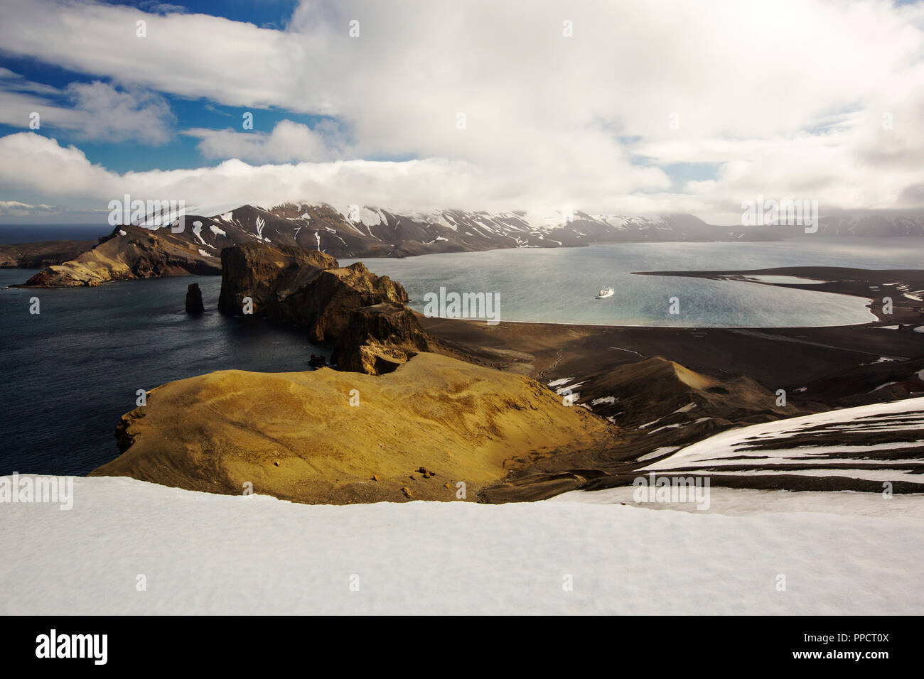 Deception Island in den South Shetland Inseln vor der Antarktischen Halbinsel ist eine aktive vulkanische Caldera. Stockfoto