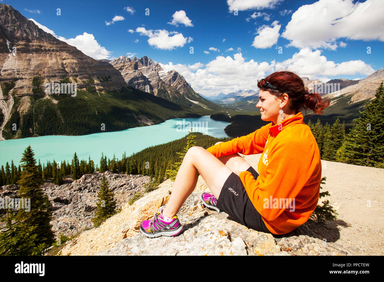 Eine portugiesische Dame saß mit Blick auf den wunderschönen Peyto See in den kanadischen Rockies. Stockfoto