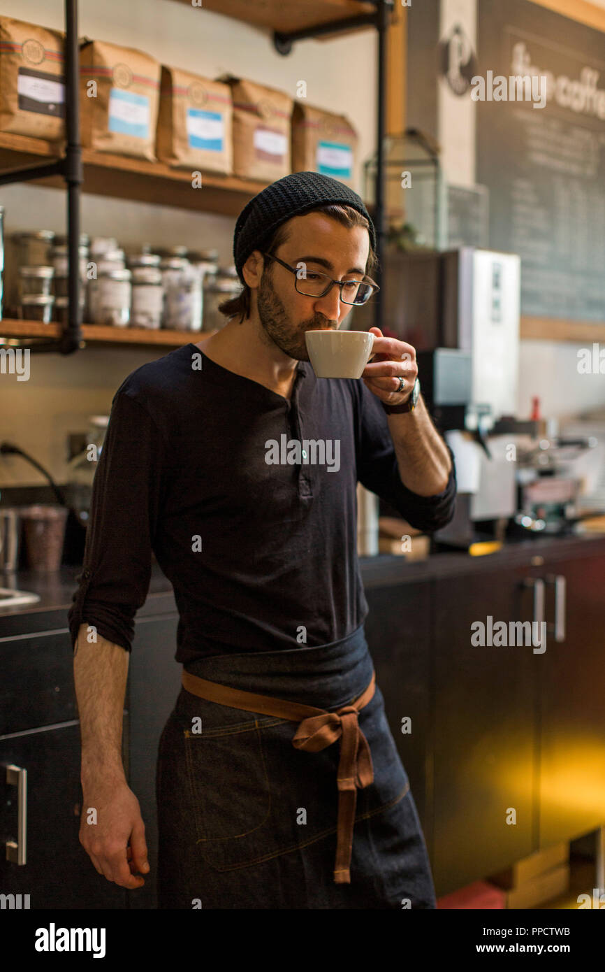 Männliche barista Kaffee trinken im Cafe, Seattle, Washington, USA Stockfoto