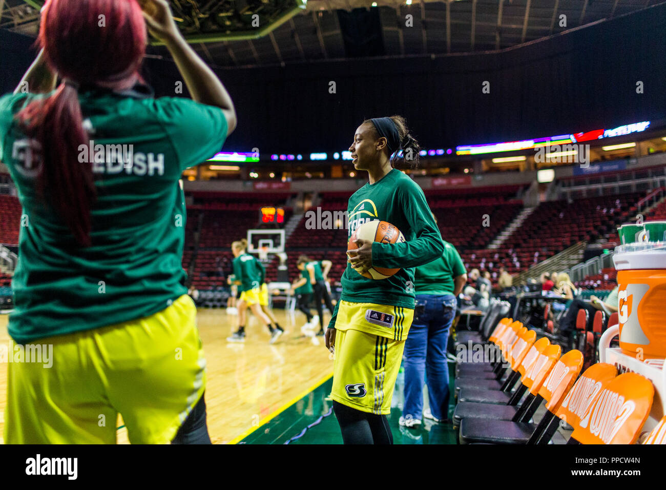 Weibliche Basketball spieler Aufwärmen vor dem Spiel, Seattle, Washington, USA Stockfoto