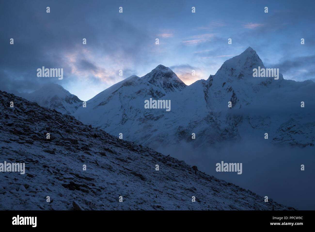 Die berühmten Mt Everest zwischen zwei anderen Riesen, Changtse Nuptse auf der linken und auf der rechten Seite bei Sonnenaufgang wie aus dem nahegelegenen Hügel von Kala Patthar, Solu Khumbu, Nepal gesehen Stockfoto