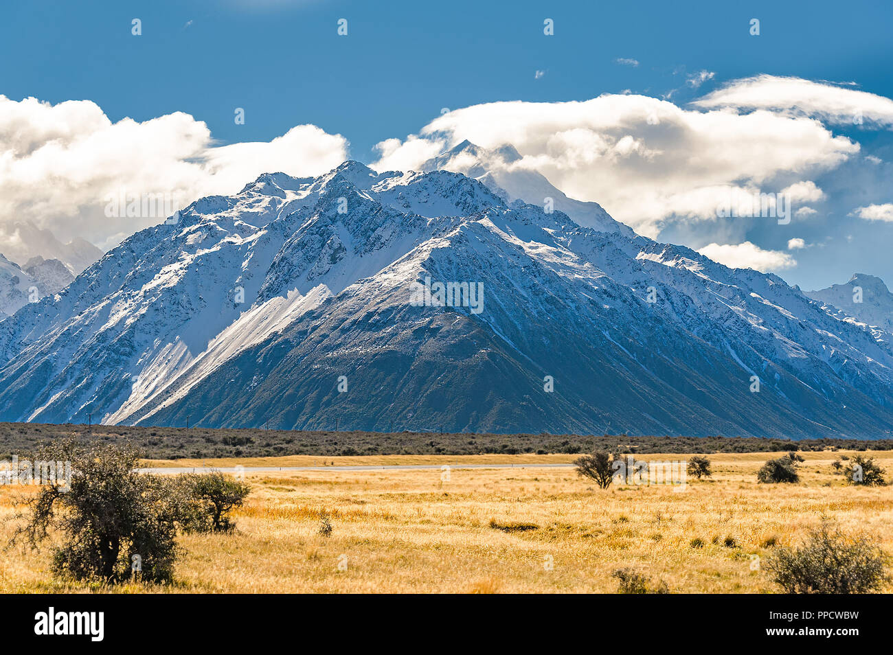 Weitläufige Landschaft der Berge mit Schnee und großen passing Cloud am Mount Cook, Neuseeland abgedeckt. Stockfoto