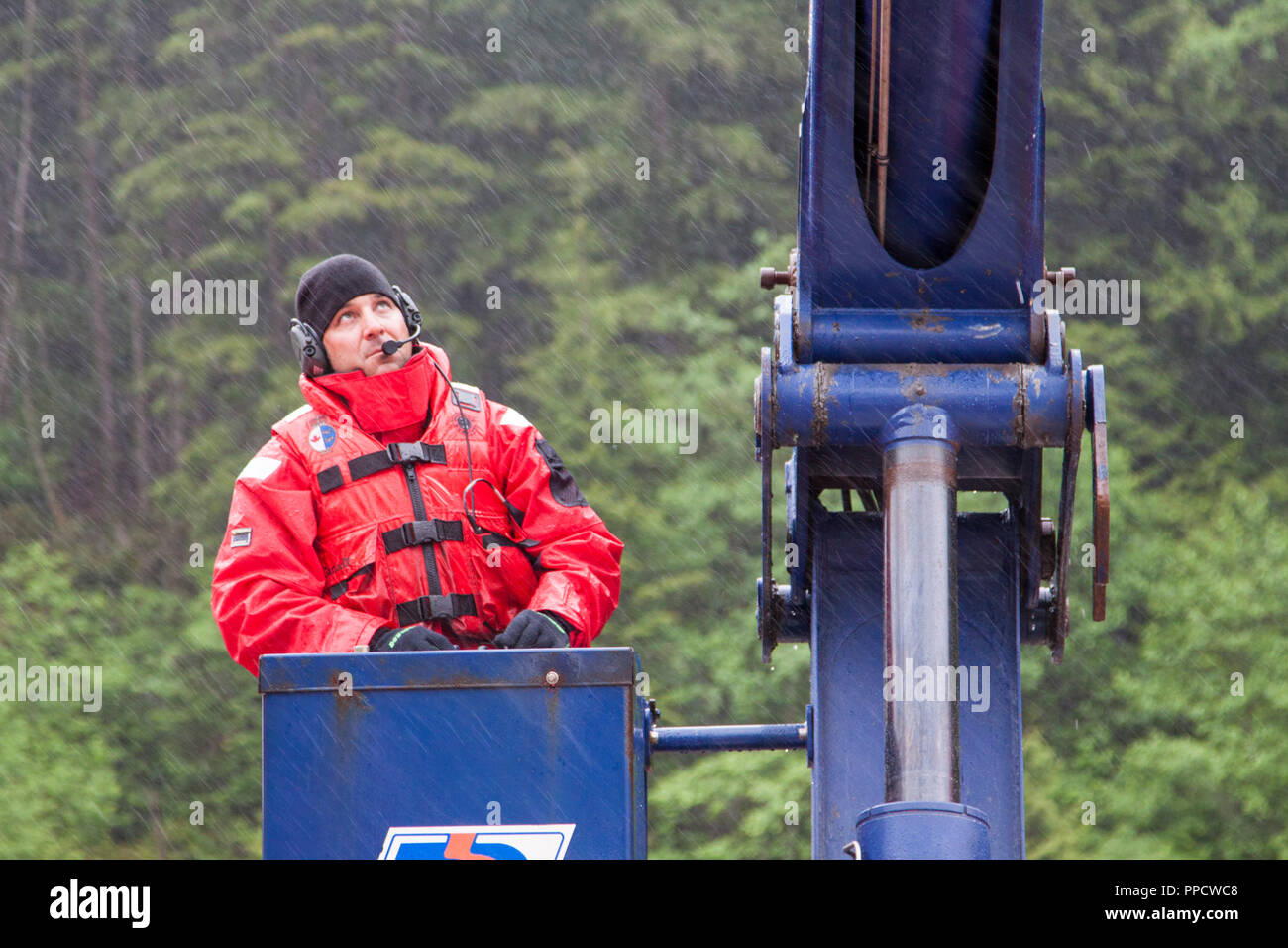 Vorderansicht Taille bis Schuß der kanadischen Küstenwache Besatzungsmitglied der Kran auf hovercraft, Vancouver, British Columbia, Kanada Stockfoto