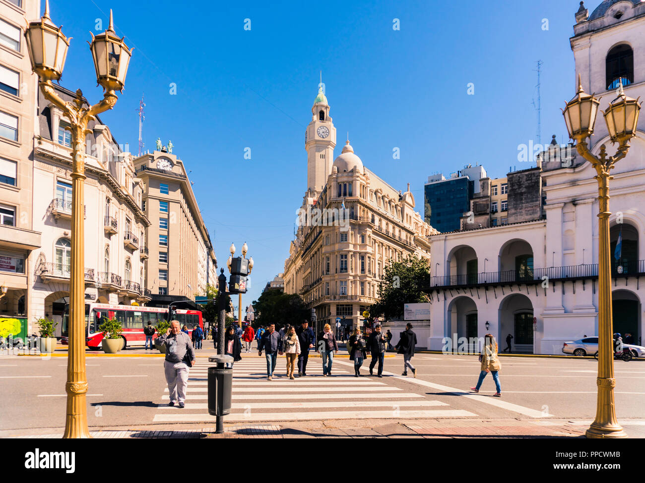 Street Scene mit Fußgängern und Zebrastreifen im Viertel Recoleta in Buenos Aires, Argentinien Stockfoto