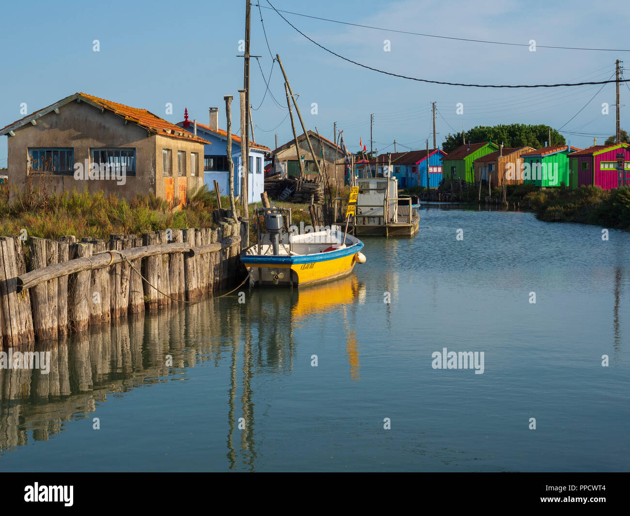 Ile d'Oléron. Oyster Website von La Baudissière. Blick auf die Hütten und Boote der Kanal bei Flut. Stockfoto