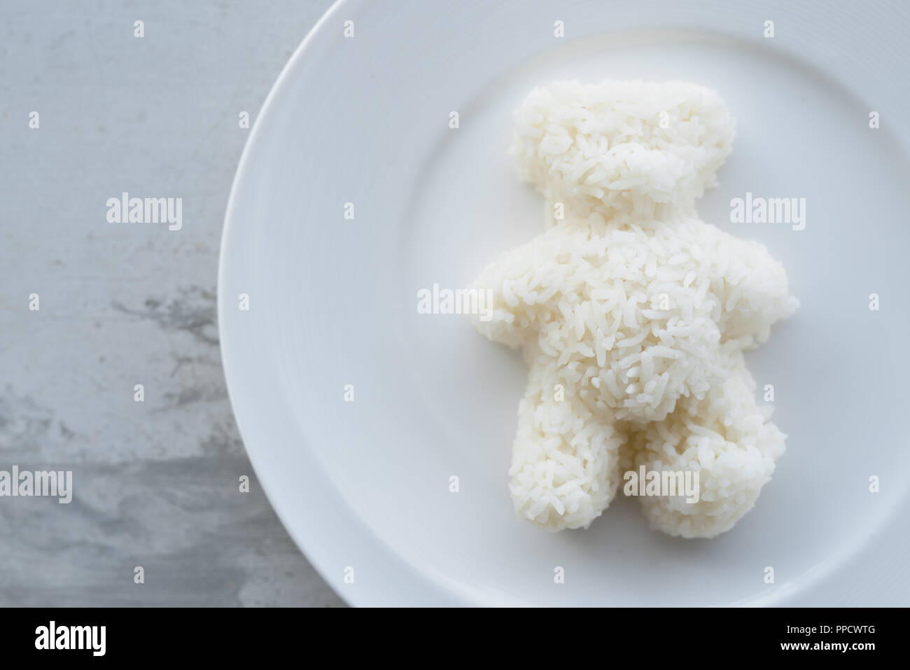 Teddybär geformte Gedünsteter Reis serviert Auf weiße Platte Stockfoto