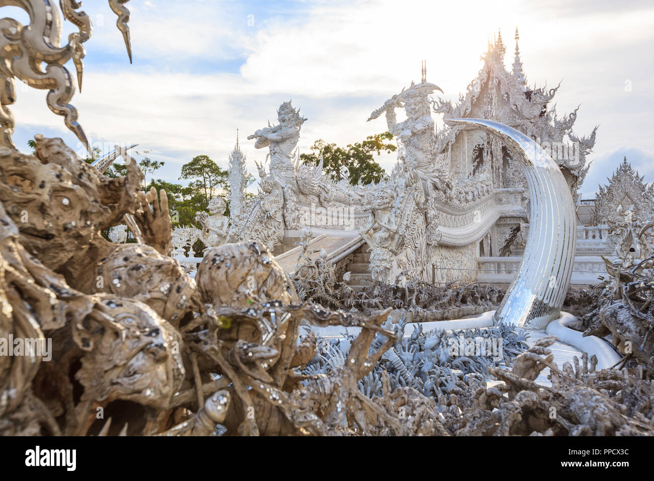 Chiangrai, Thailand - September 01, 2018: Wat Rong Khun (weiße Tempel) ist eine der beliebtesten Sehenswürdigkeiten Touristen in Thailand besuchen, mit modernen Stockfoto