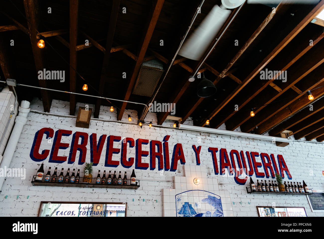 New York City, USA - 22. Juni 2018: die malerischen mexikanischen Restaurant in der Bleecker Street in Greenwich Village, Innenansicht. Zeichen an der Wand Biene sagen Stockfoto