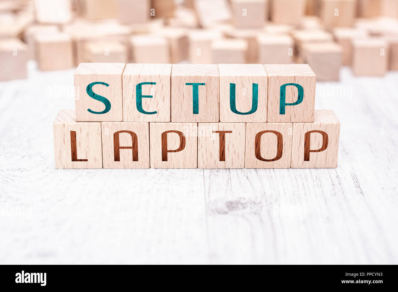 Die Worte Setup Laptop gebildet von hölzernen Blöcke auf einem weißen Tisch Stockfoto