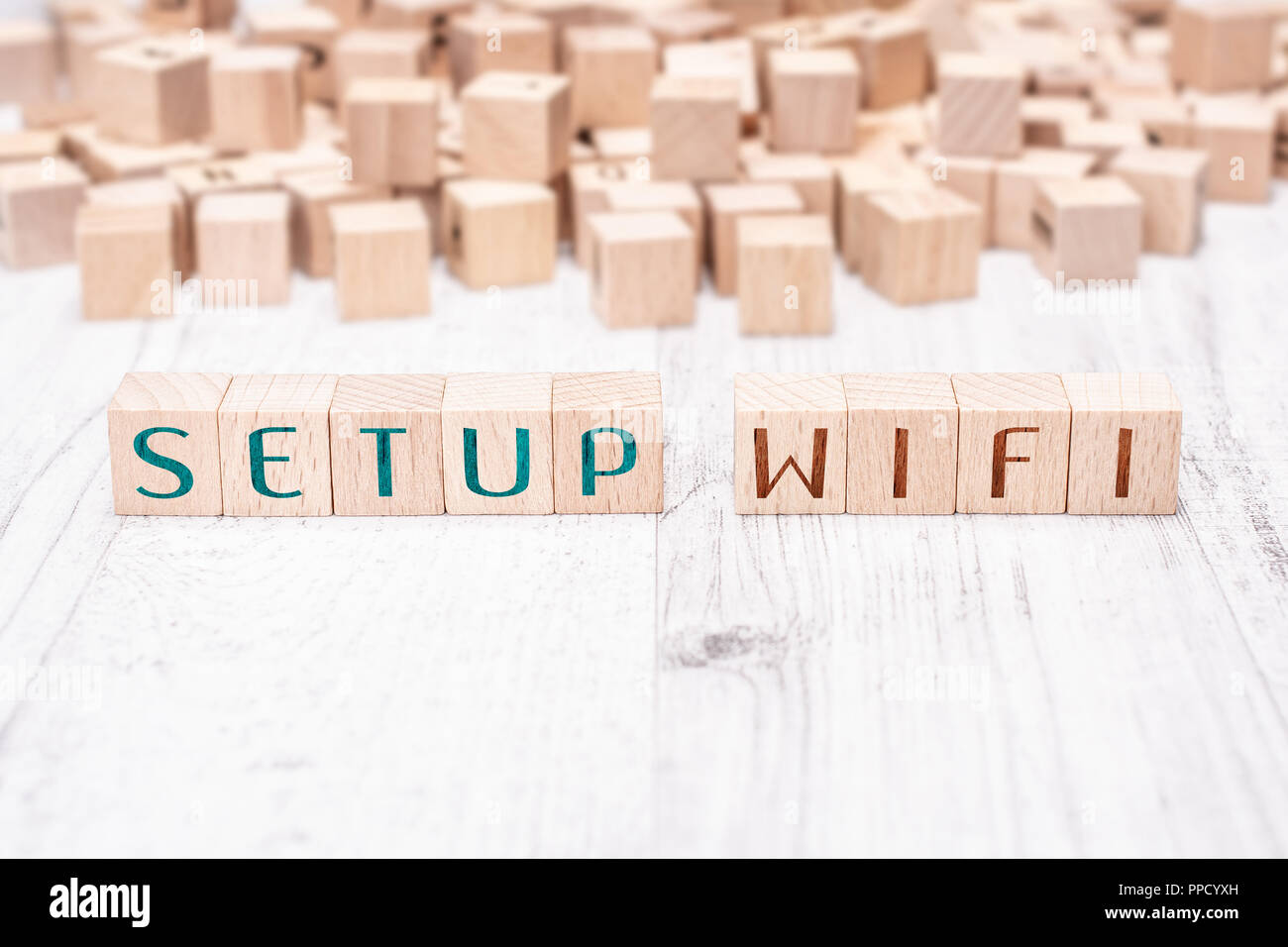 Die Worte Setup WLAN gebildet von hölzernen Blöcke auf einem weißen Tisch Stockfoto