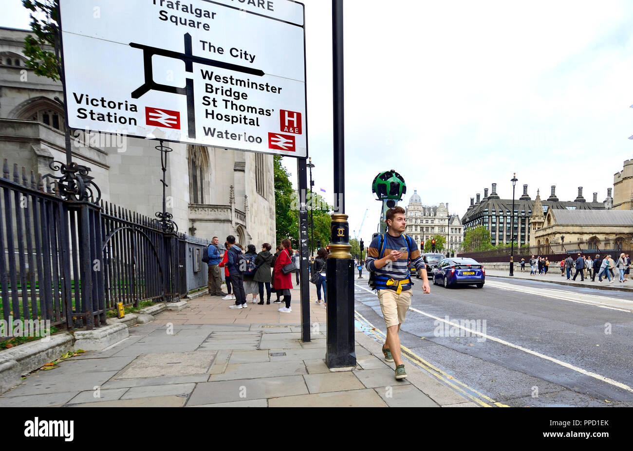 Mann in Westminster mit Google Trekker 360 Grad Panorama Kamera. London, England, UK. Stockfoto