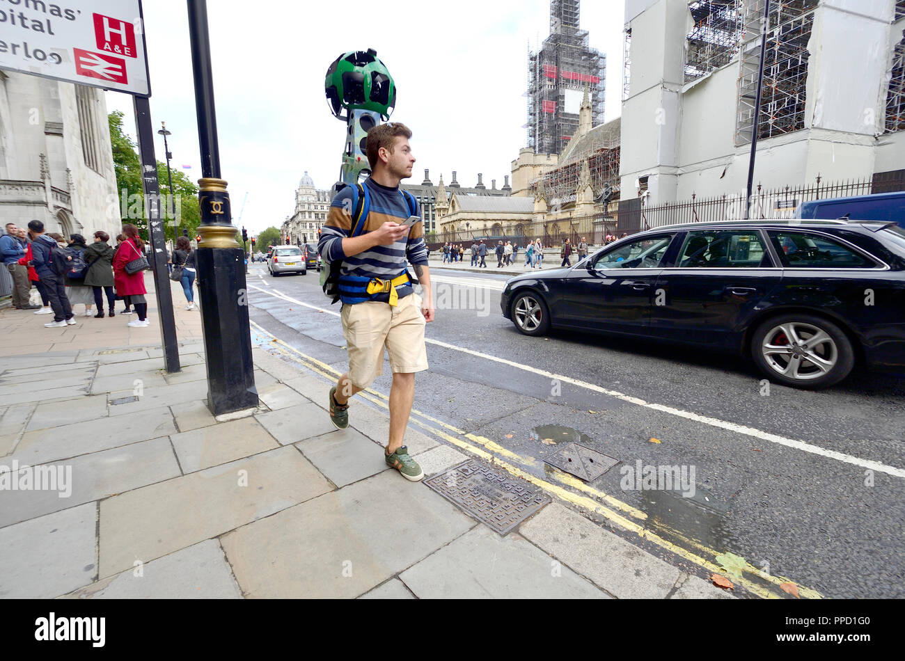 Mann in Westminster mit Google Trekker 360 Grad Panorama Kamera. London, England, UK. Stockfoto