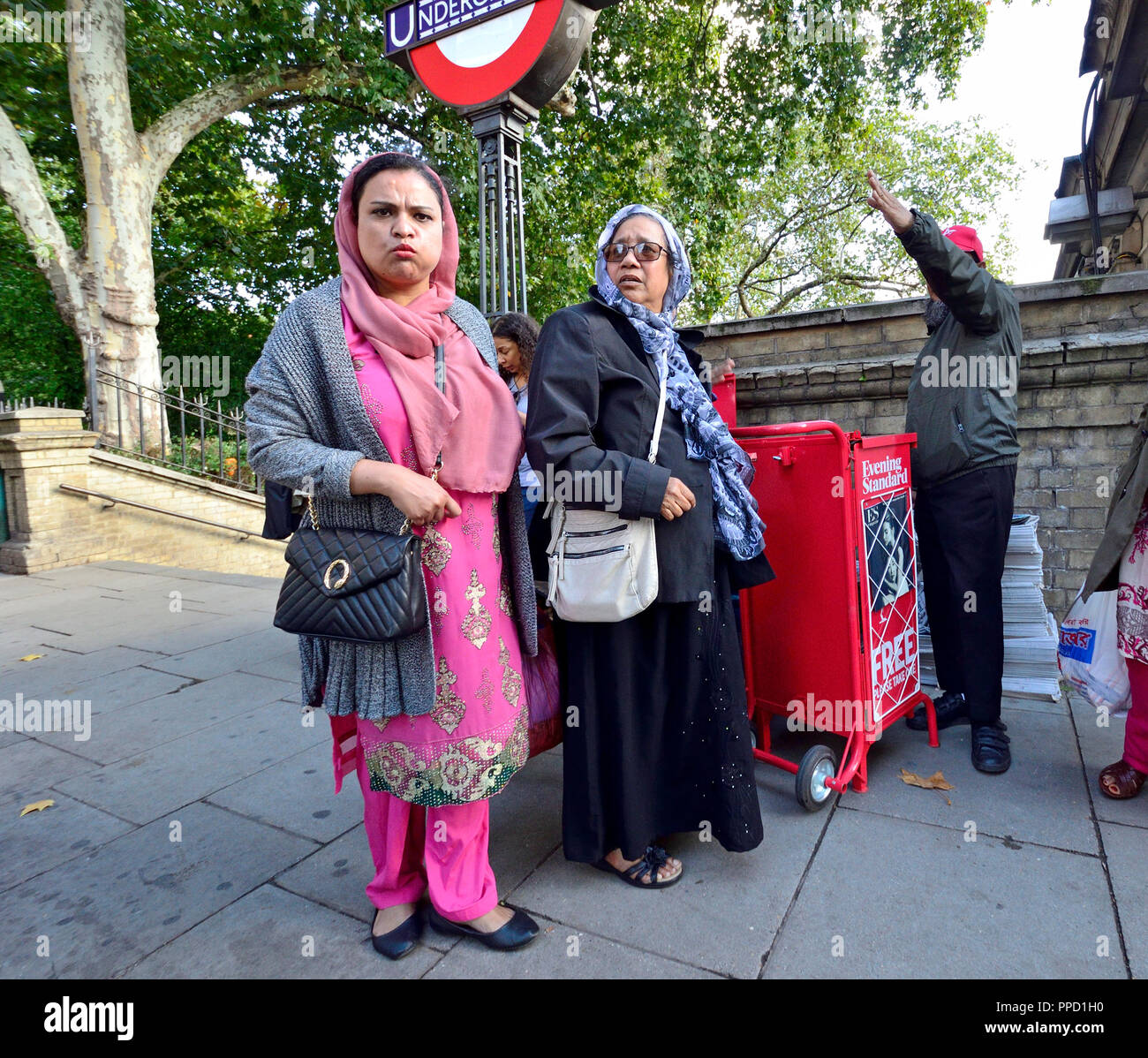 Asiatische Frau an der U-Bahn-Station Temple, London, England, UK. Stockfoto