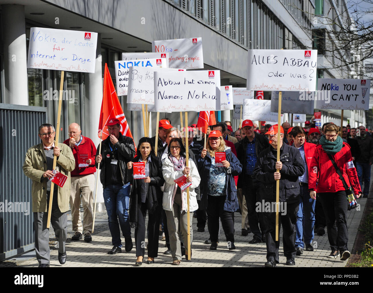 Nokia Mitarbeiter am Firmensitz in Werersherstrasse 91 in Ramersdorf demonstrieren gegen den geplanten Stellenabbau. Die Mitarbeiter des finnischen Unternehmens für mobile Radio Networks Angst der "schrittweisen Rückzug aus dem Standort München. Stockfoto