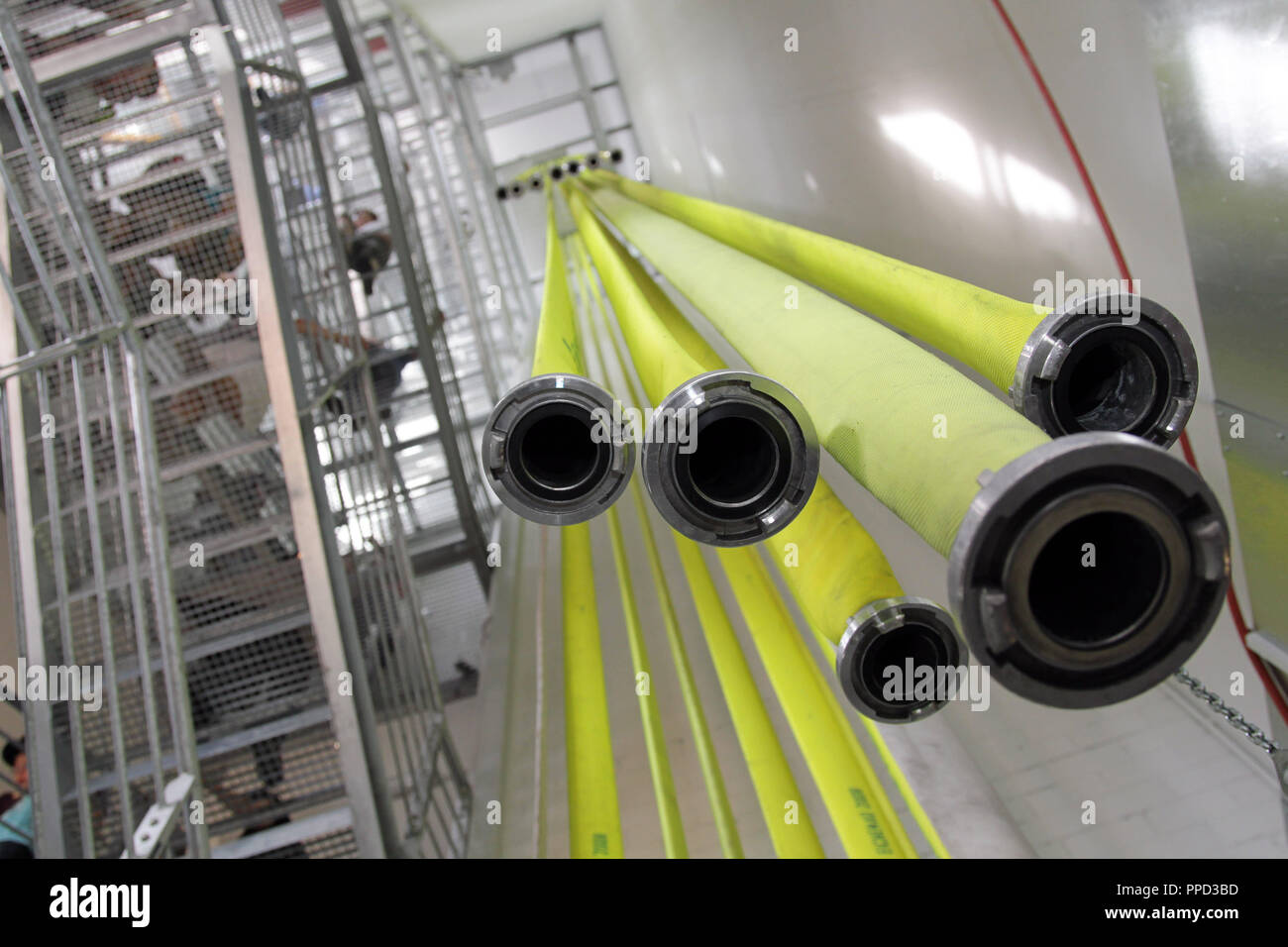 Die Brandbekämpfung Schläuche der Freiwilligen Feuerwehr in Eichenau. Stockfoto